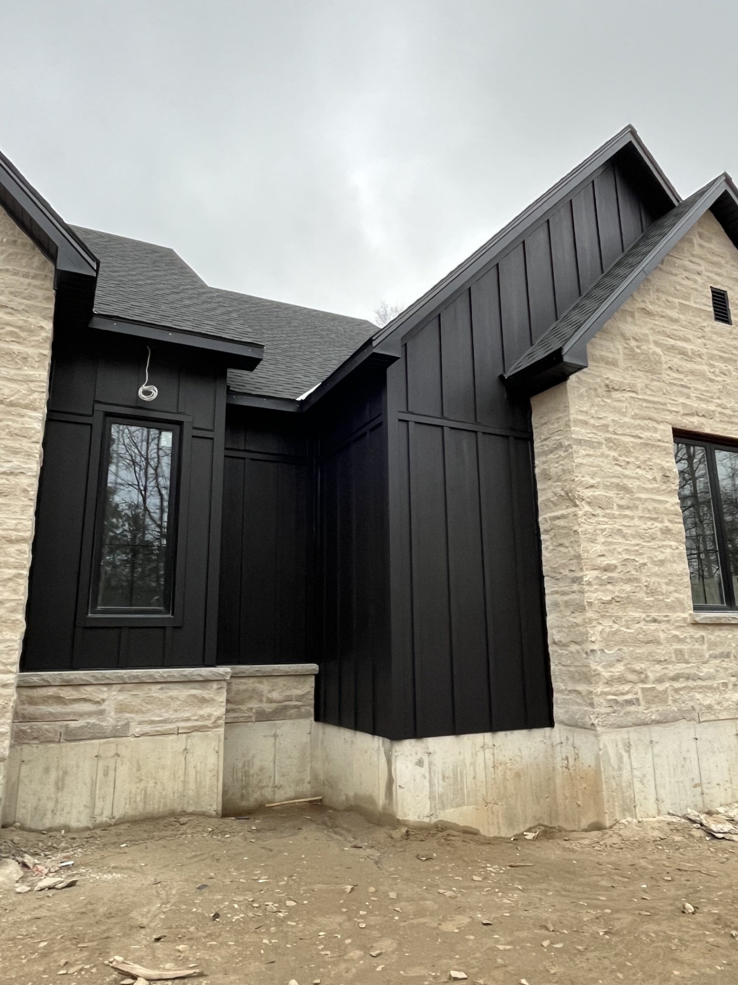 Home exterior project to install siding, soffit, and fascia performed by Distinct Exteriors in Tillsonburg Ontario.